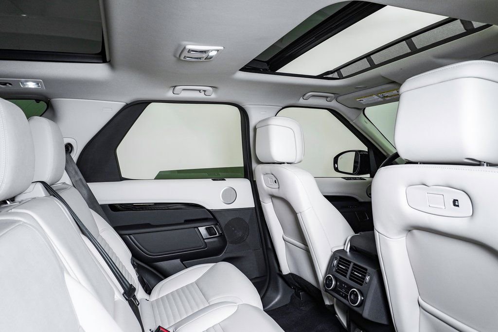 Used 2025 Land Rover Discovery S image 16