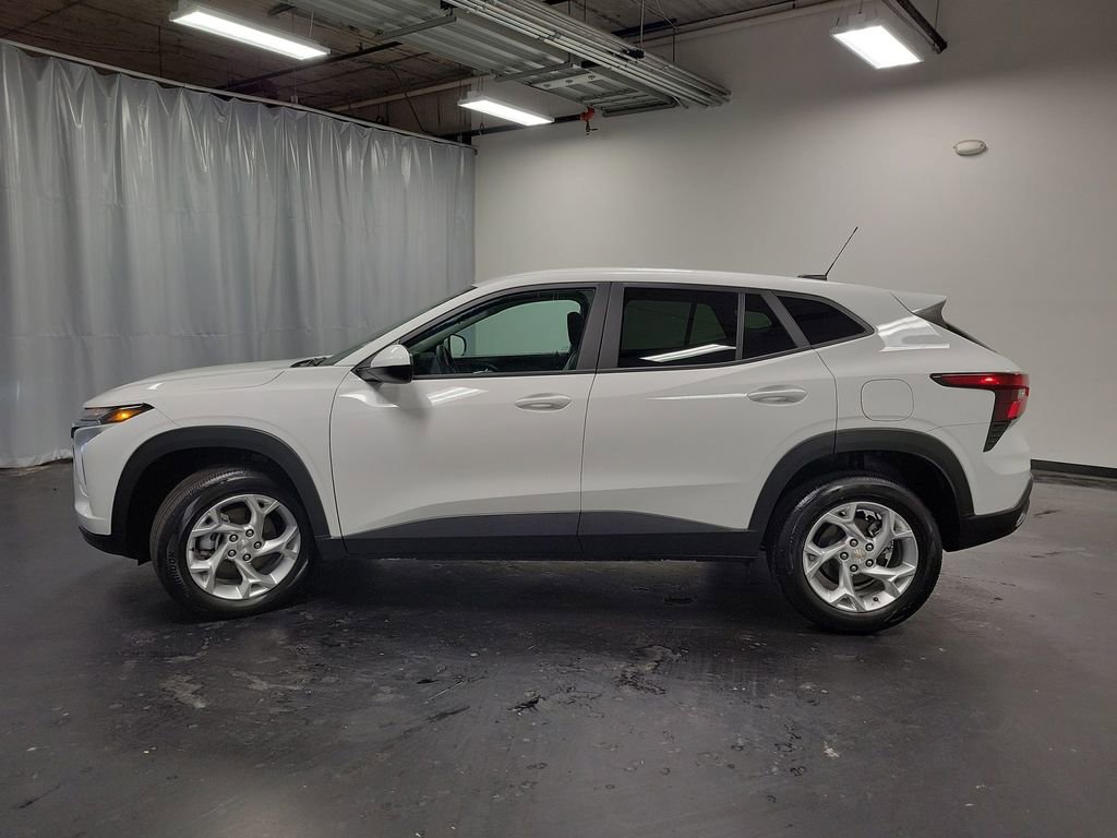 Used 2025 Chevrolet Trax LS w/ LS Convenience Package image 5