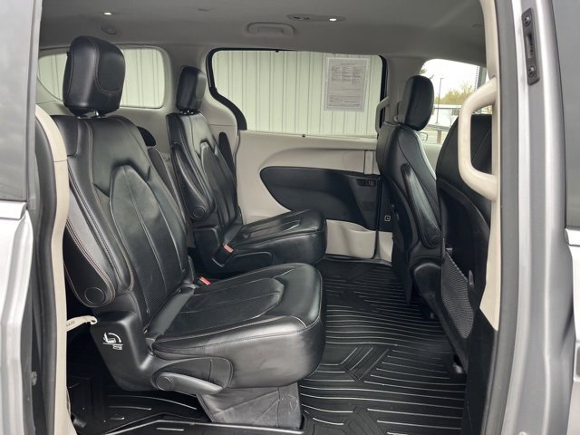 Used 2018 Chrysler Pacifica Touring-L image 36