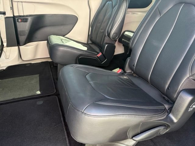 Used 2022 Chrysler Pacifica Touring-L FWD image 11