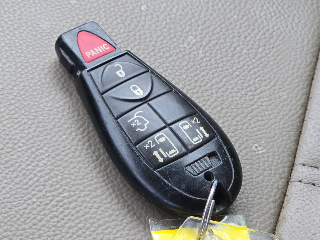 Used 2016 Chrysler Town & Country Touring FWD image 37