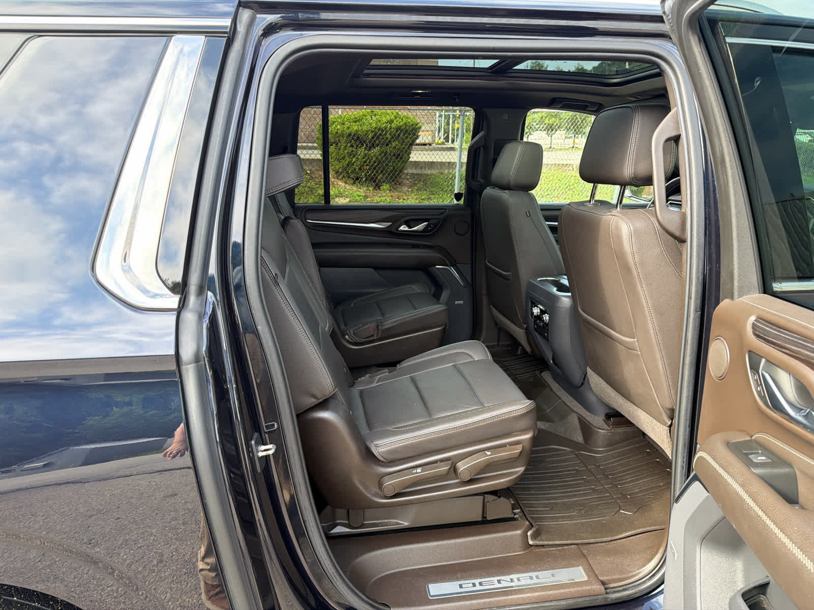 Used 2021 GMC Yukon XL Denali w/ Denali Premium Package AWD/4WD image 23
