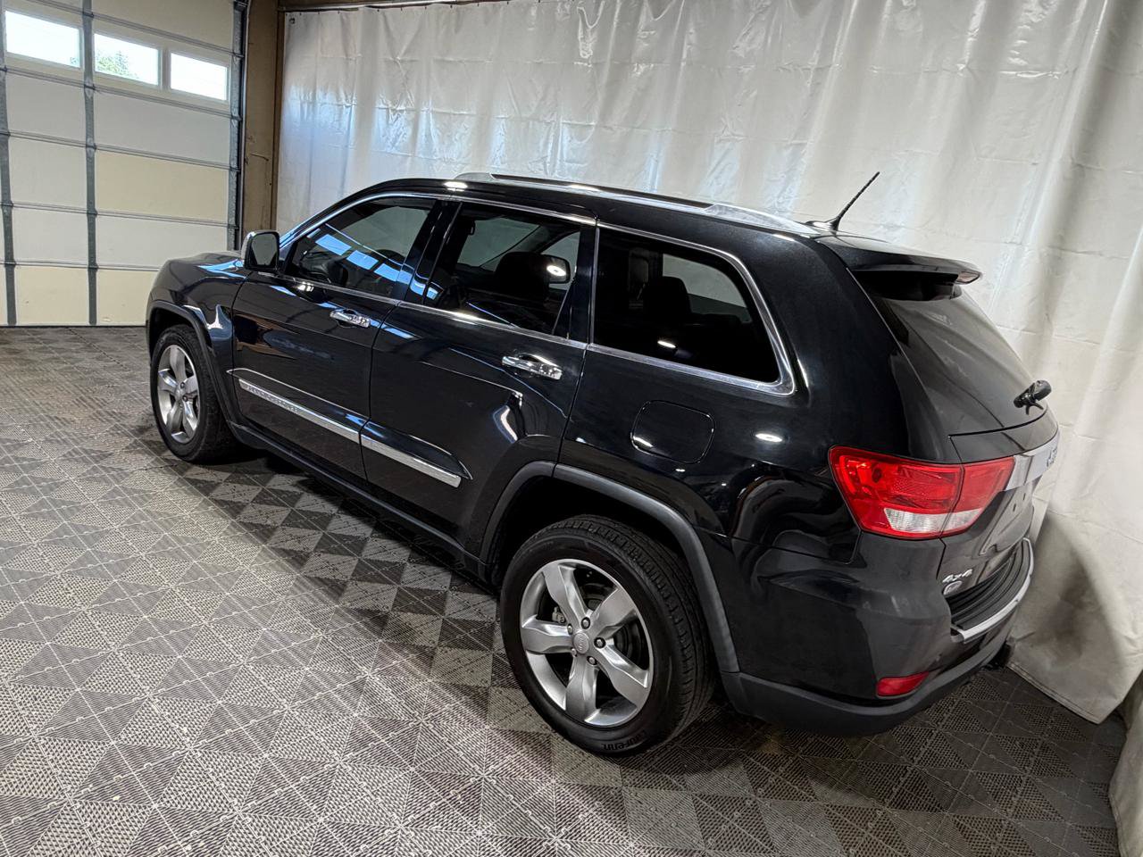 Used 2012 Jeep Grand Cherokee Overland AWD/4WD image 2