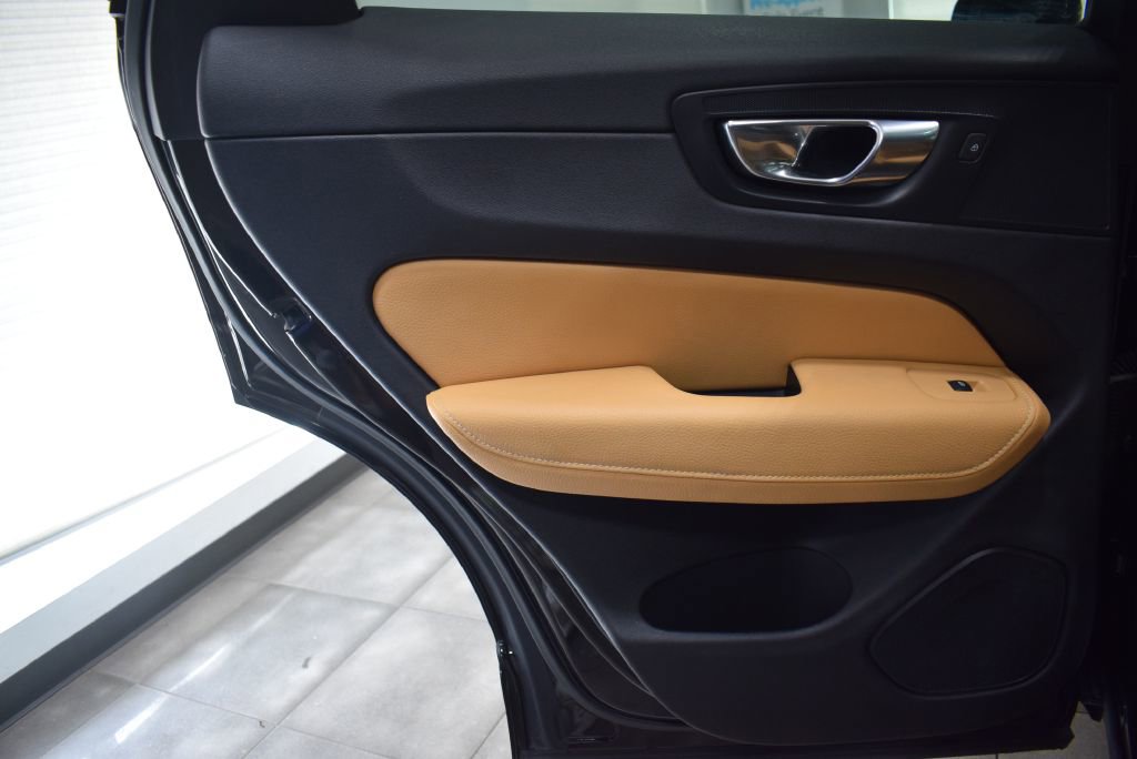 Used 2020 Volvo XC60 T5 Momentum w/ Protection Package Premier image 11
