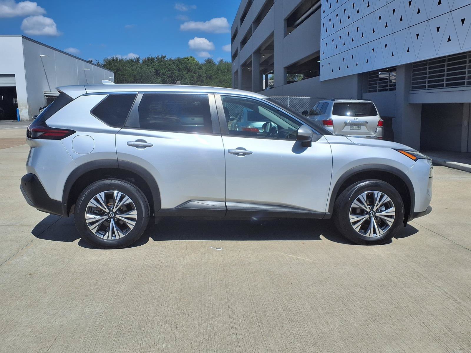 Used 2022 Nissan Rogue SV FWD image 28