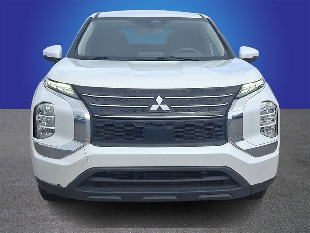 Used 2022 Mitsubishi Outlander ES image 2