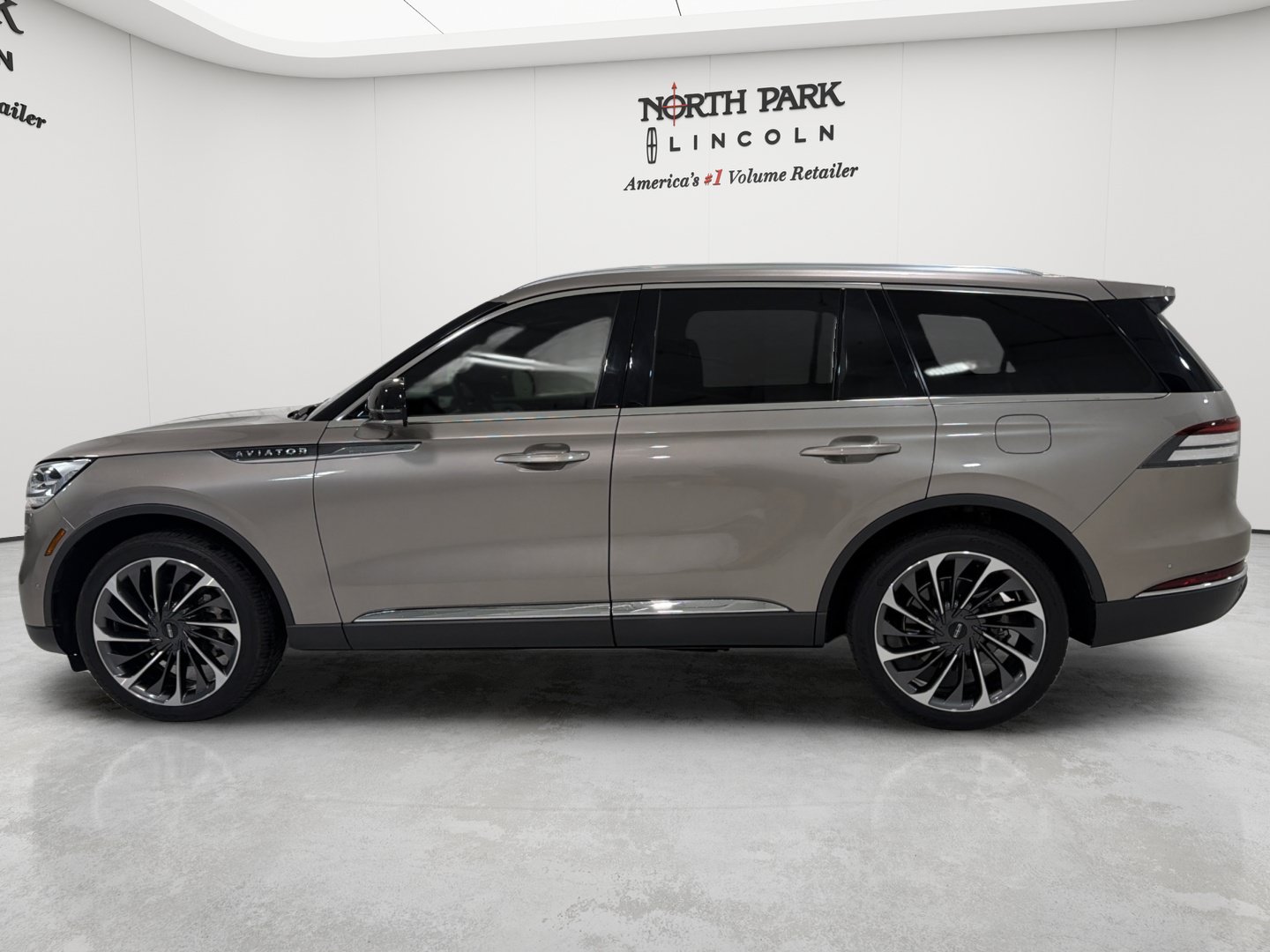 Used 2021 Lincoln Aviator Reserve w/ Equipment Group 202A AWD/4WD image 2
