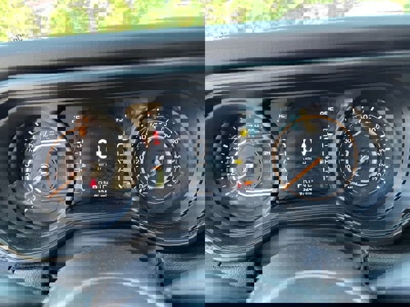 Used 2024 Jeep Gladiator Mojave w/ Technology Group image 28