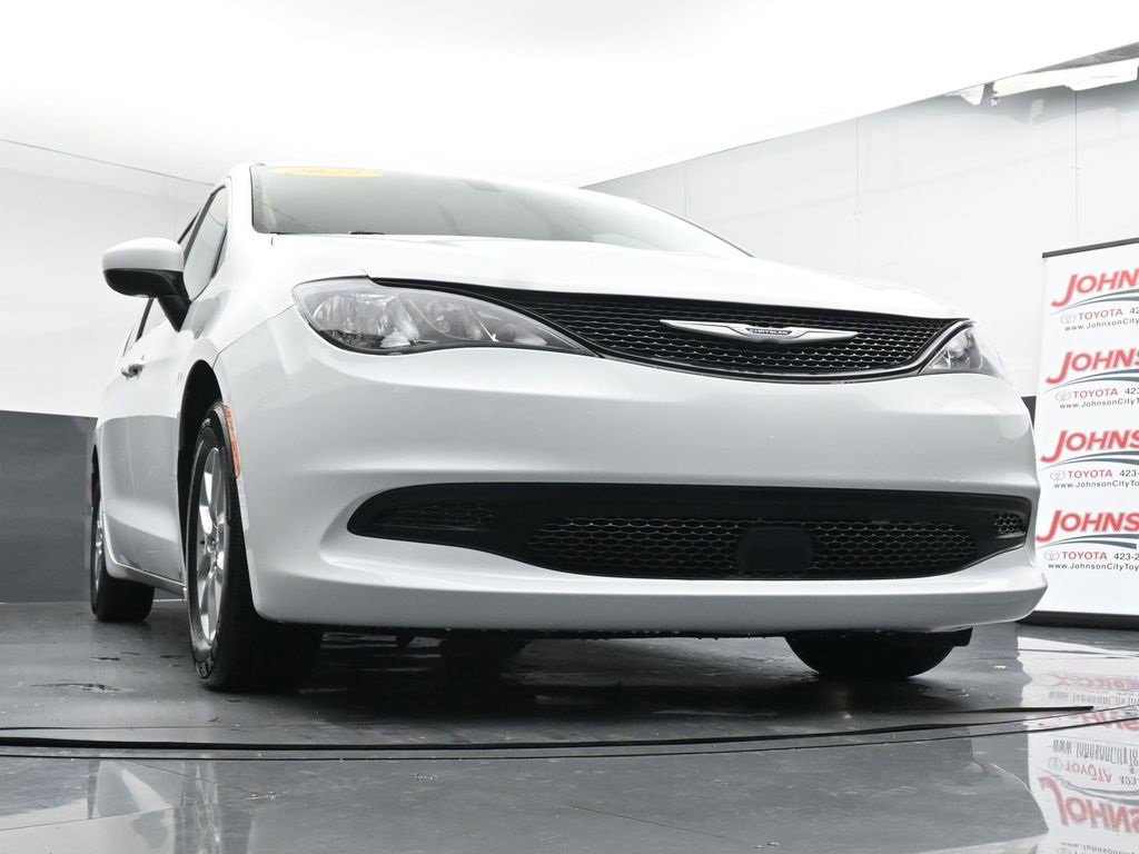 Used 2022 Chrysler Voyager LX image 33