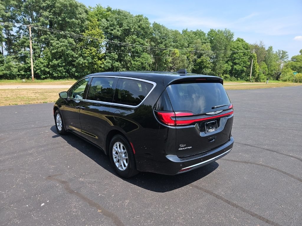 Used 2024 Chrysler Pacifica Touring-L FWD image 5