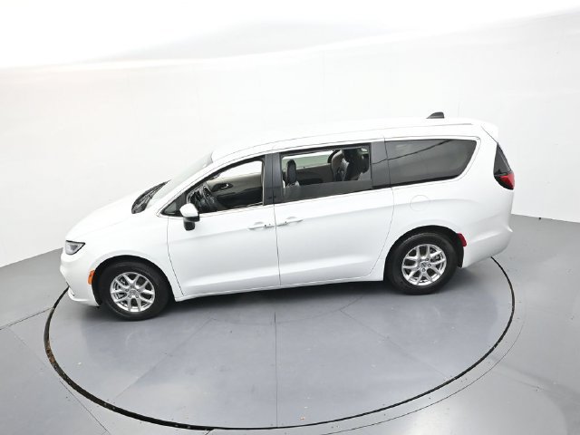 Used 2023 Chrysler Pacifica Touring-L FWD image 37