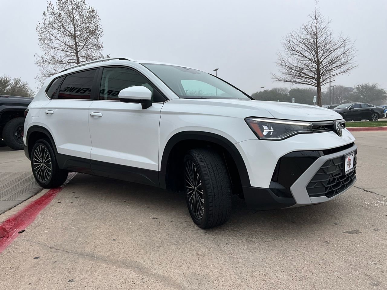 Used 2025 Volkswagen Taos SE image 4