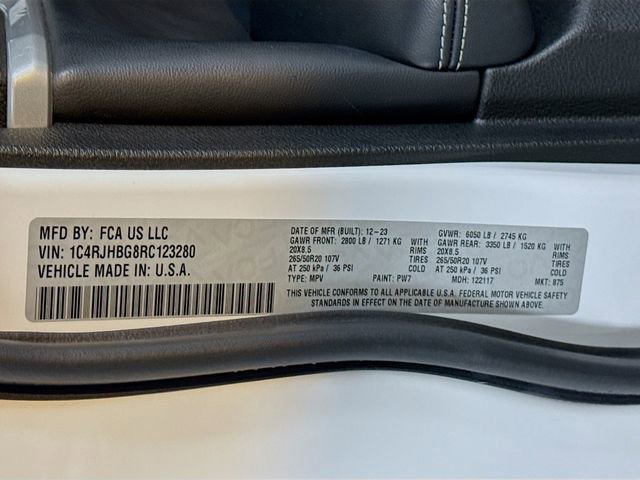 Used 2024 Jeep Grand Cherokee Limited w/ Black Appearance Package image 38