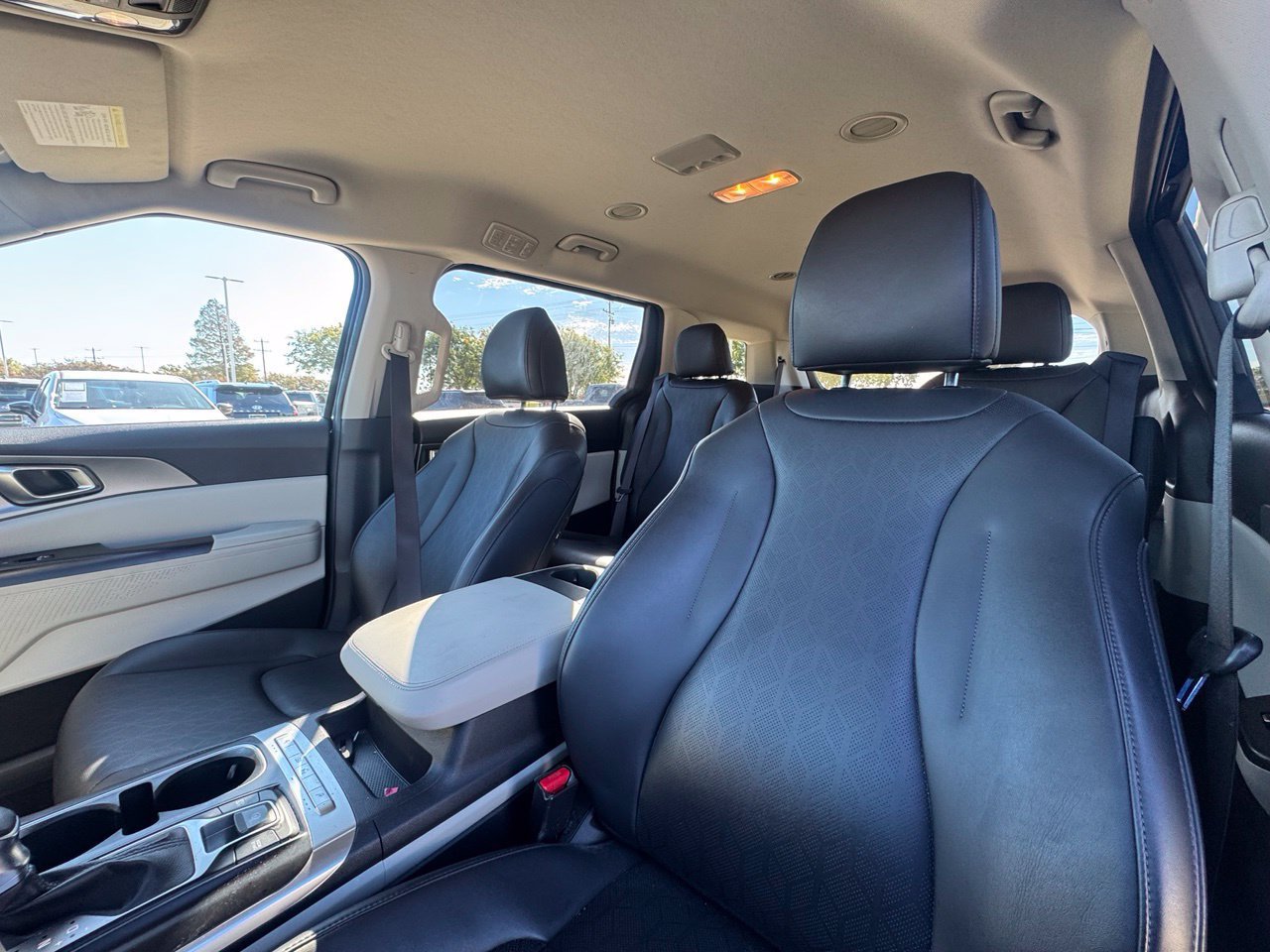 Used 2024 Kia Carnival LX FWD image 6
