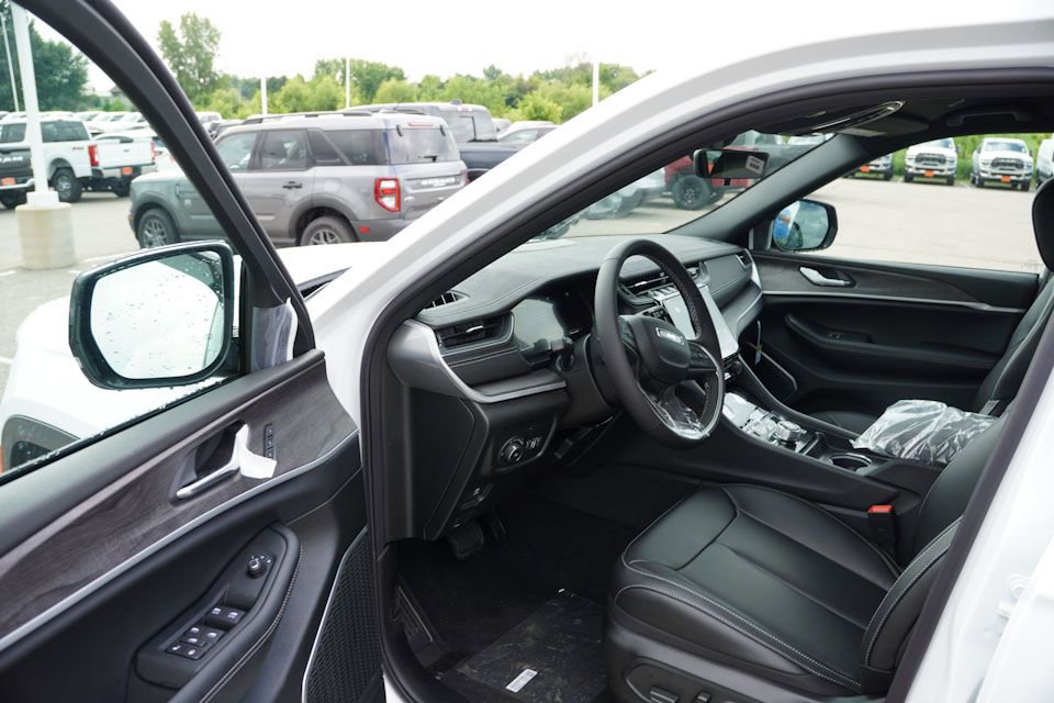 New 2025 Jeep Grand Cherokee Limited w/ Trailer Tow Package image 10