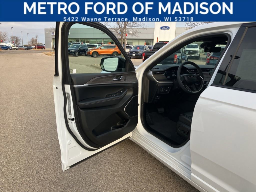 Used 2025 Jeep Grand Cherokee Limited 4xe image 9