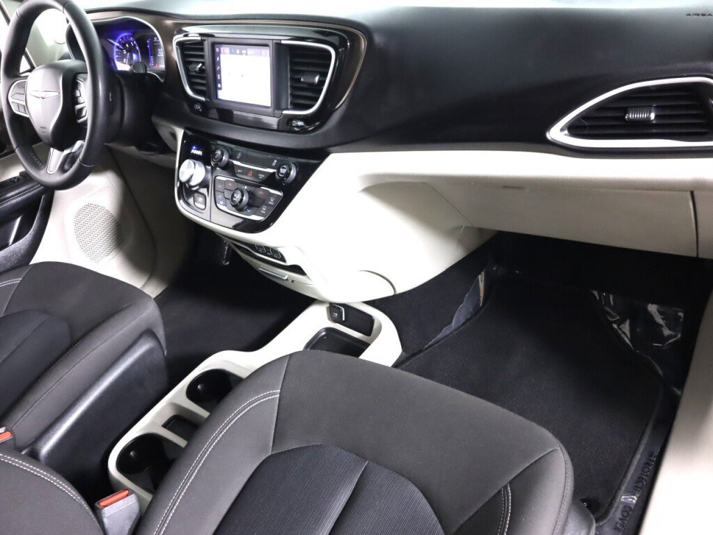 Used 2022 Chrysler Voyager LX image 41