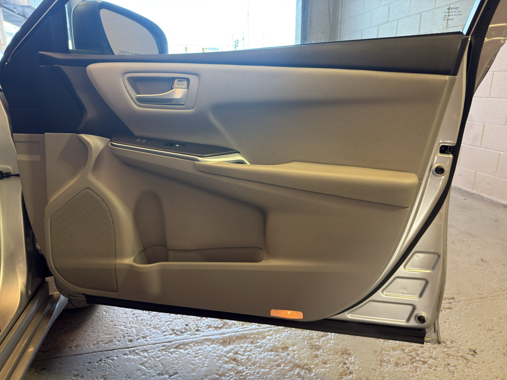 Used 2016 Toyota Camry SE FWD image 22