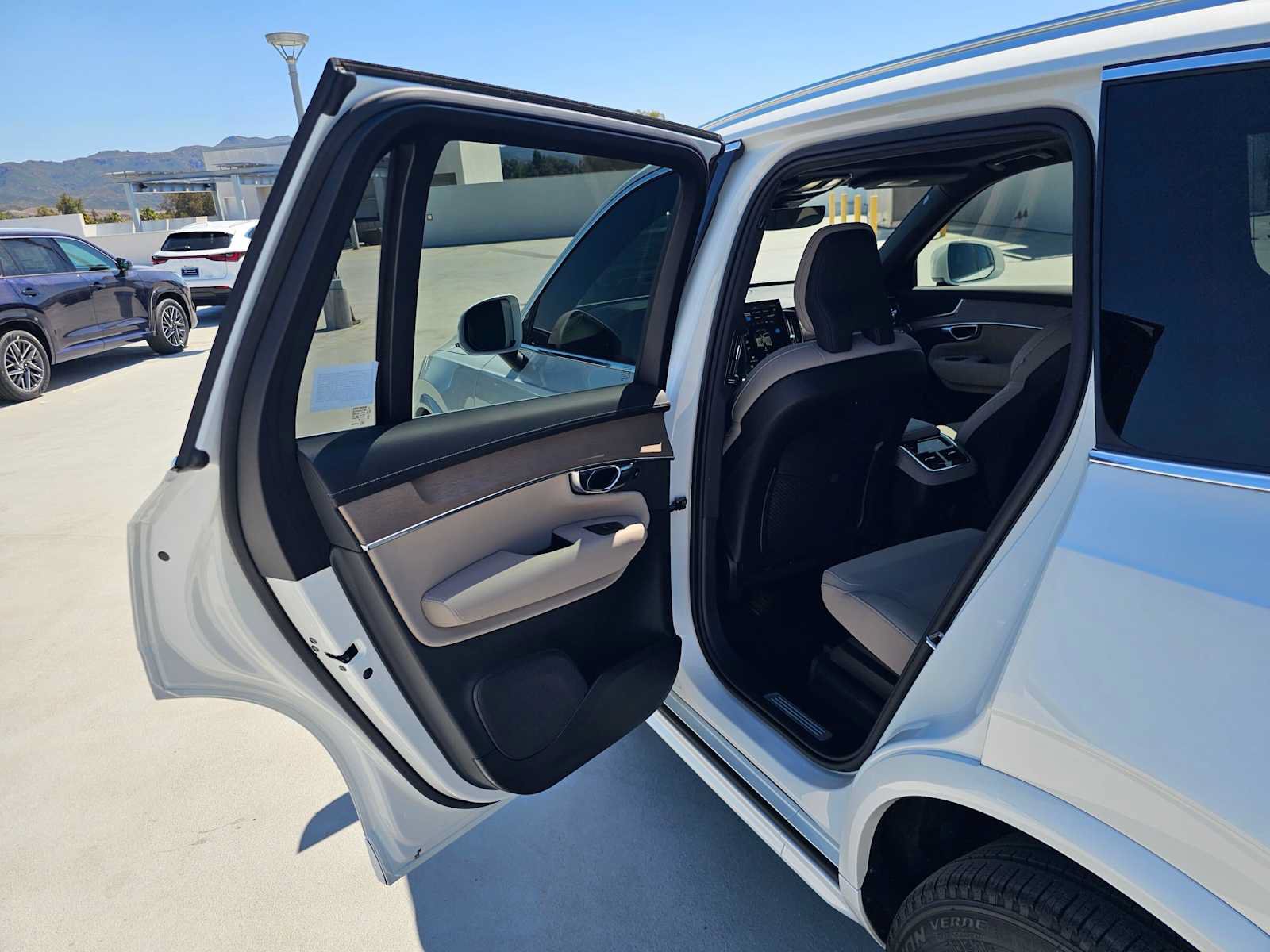 Used 2025 Volvo XC90 B6 Core w/ Climate Package AWD/4WD image 17