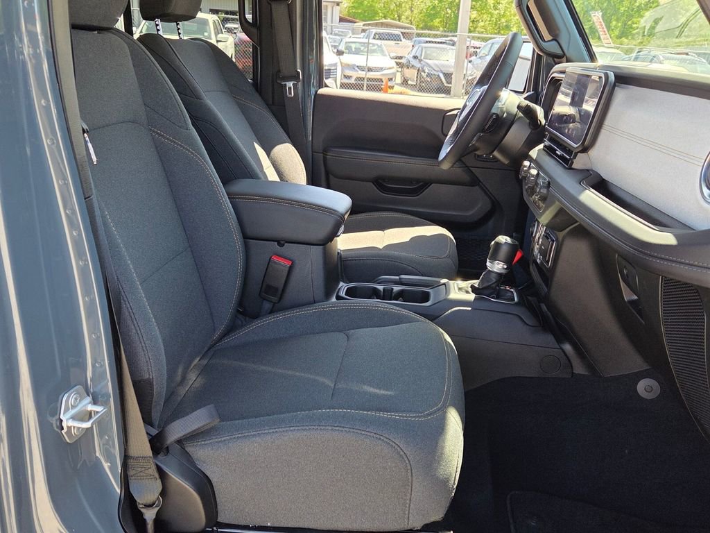 Used 2025 Jeep Wrangler Unlimited Sahara w/ Safety Group AWD/4WD image 13