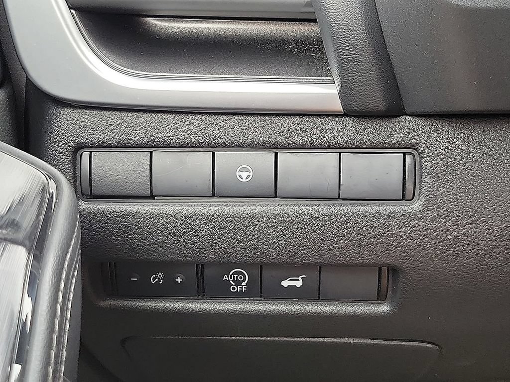 Used 2025 Nissan Rogue SV FWD image 13