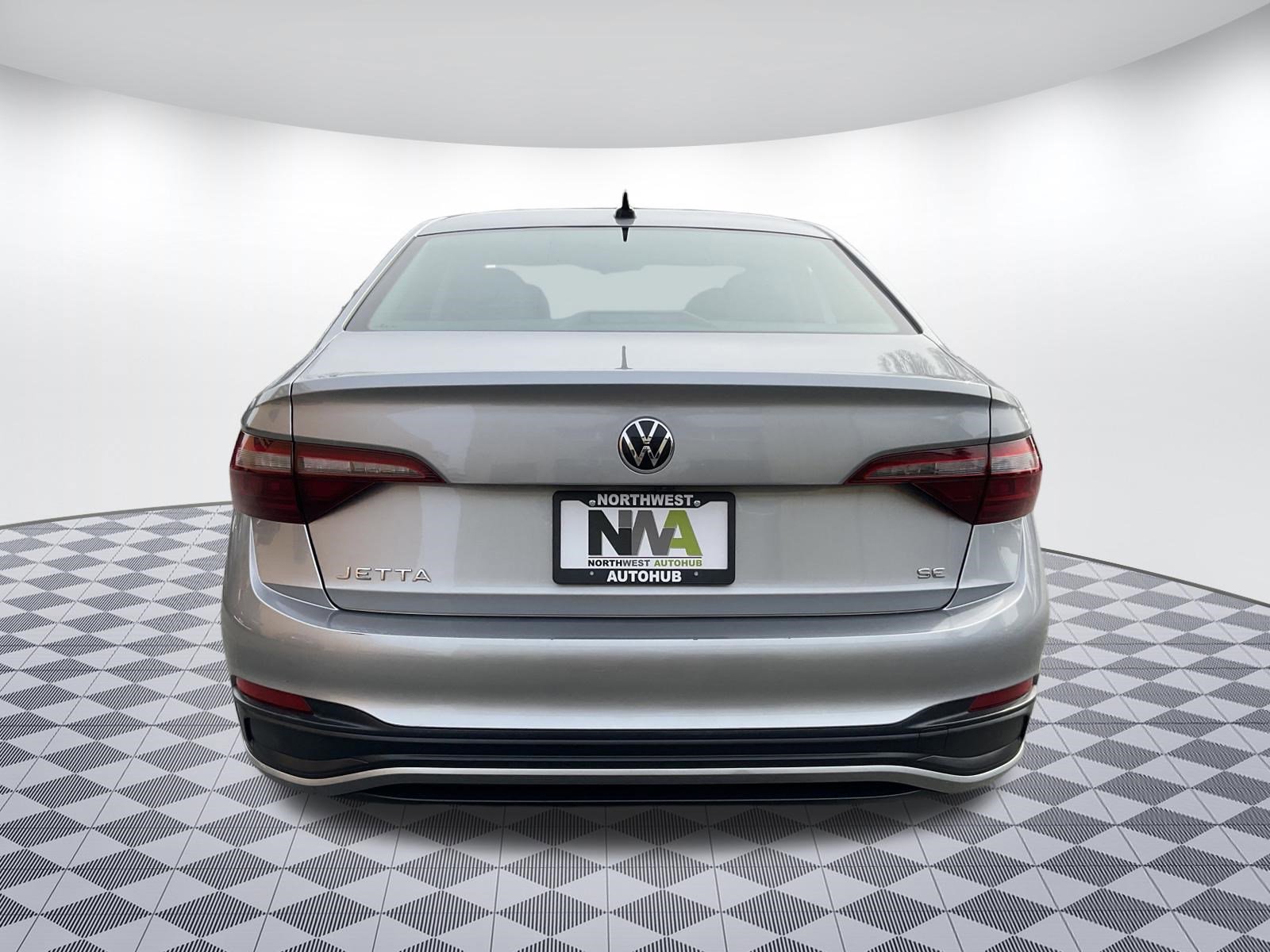 Used 2024 Volkswagen Jetta SE image 4