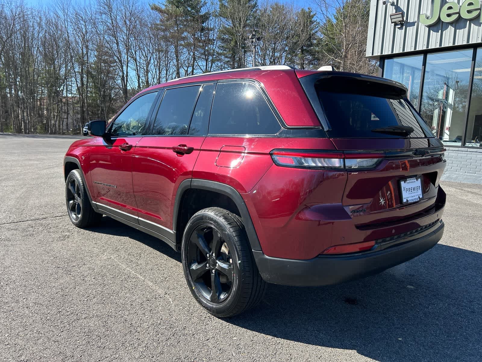 Used 2023 Jeep Grand Cherokee Altitude AWD/4WD image 6
