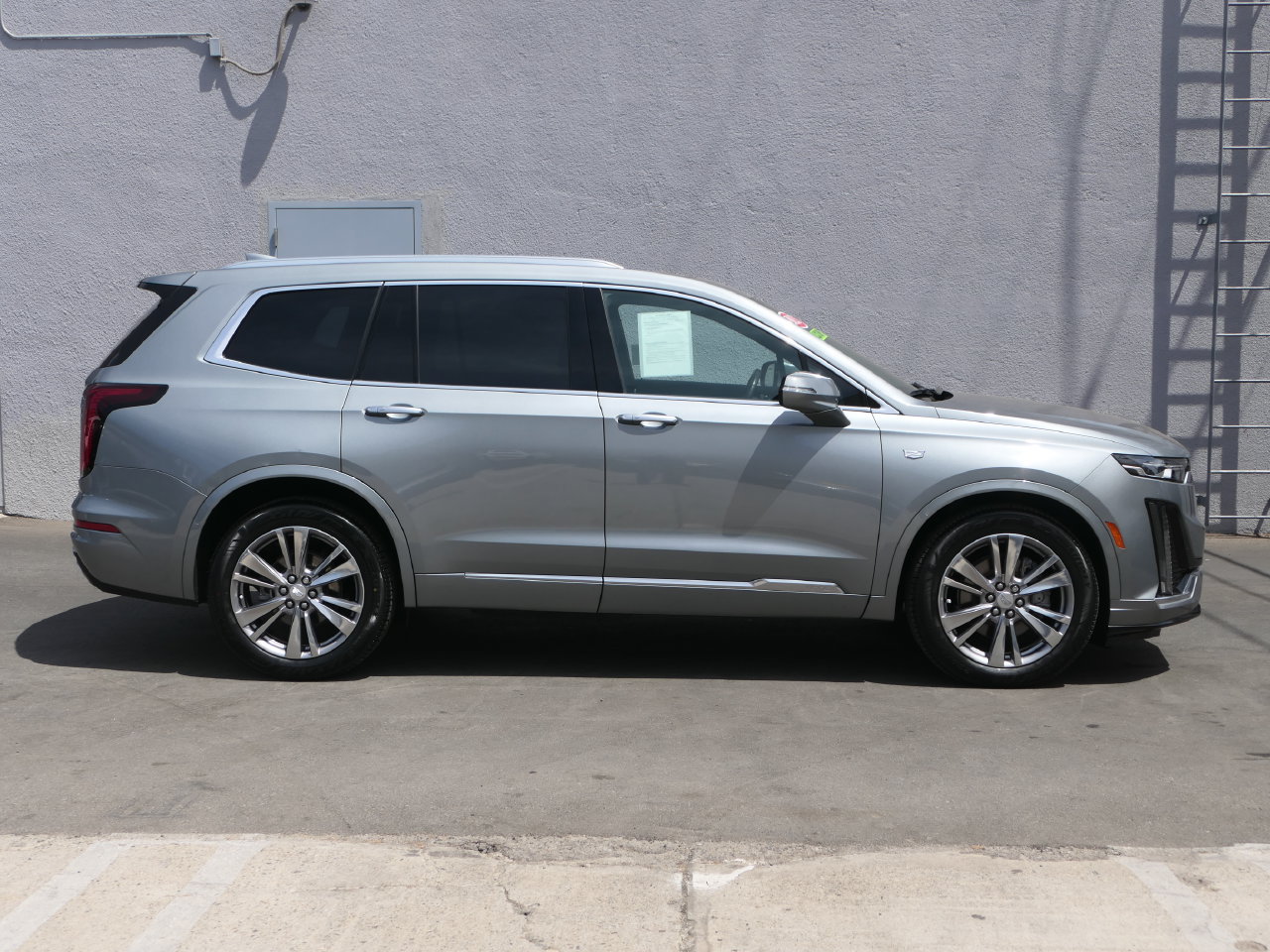 Used 2023 Cadillac XT6 Premium Luxury FWD image 2