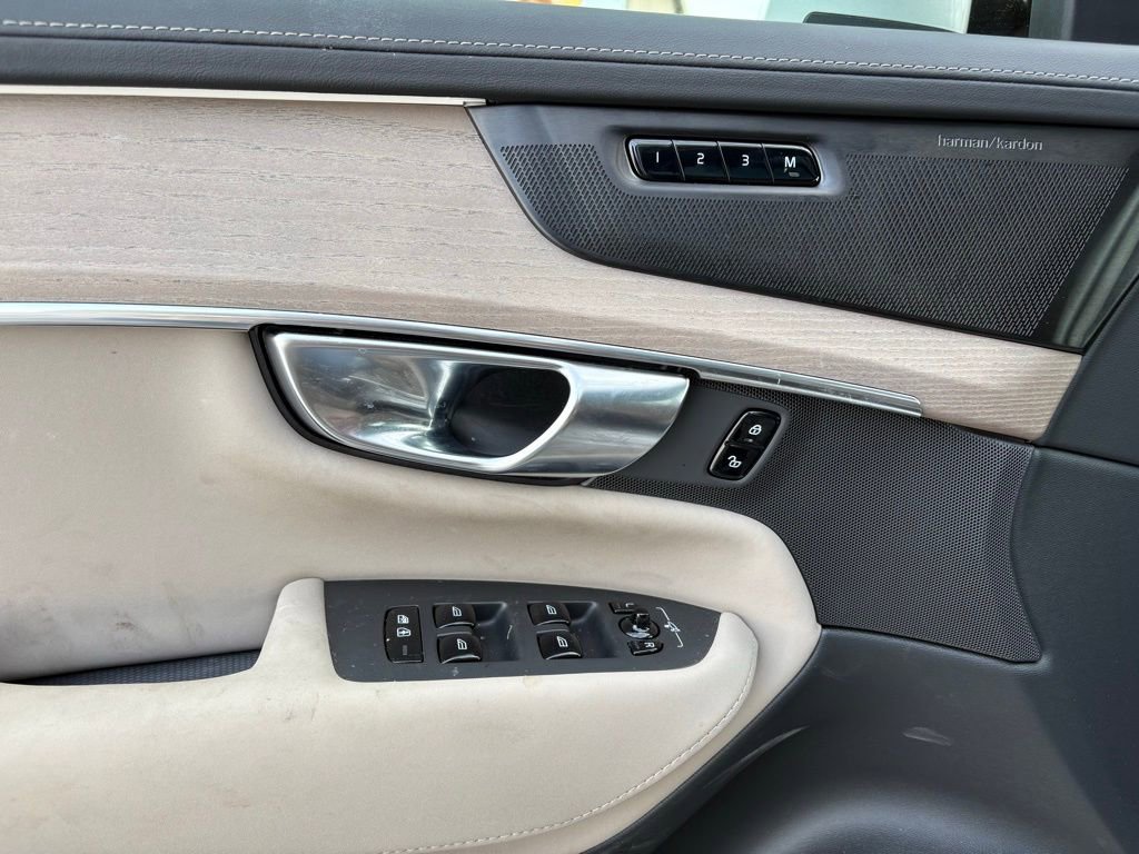 Used 2025 Volvo XC90 B6 Plus image 21