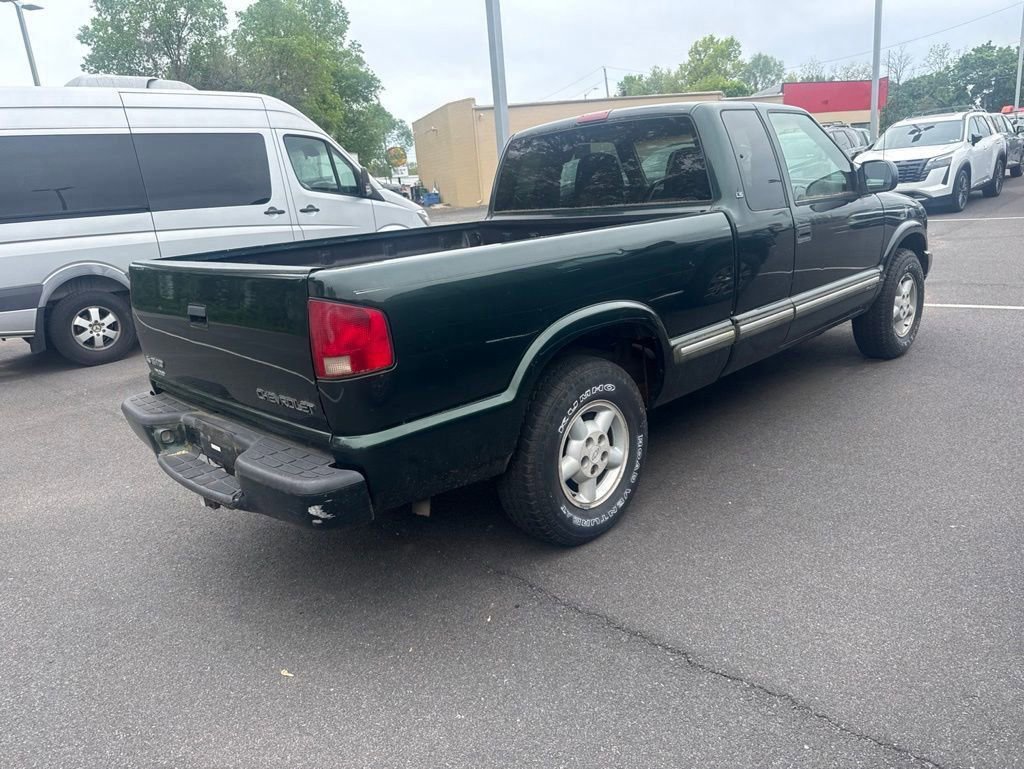 Used 2001 Chevrolet S10 Pickup LS w/ Preferred Equipment Group AWD/4WD image 3