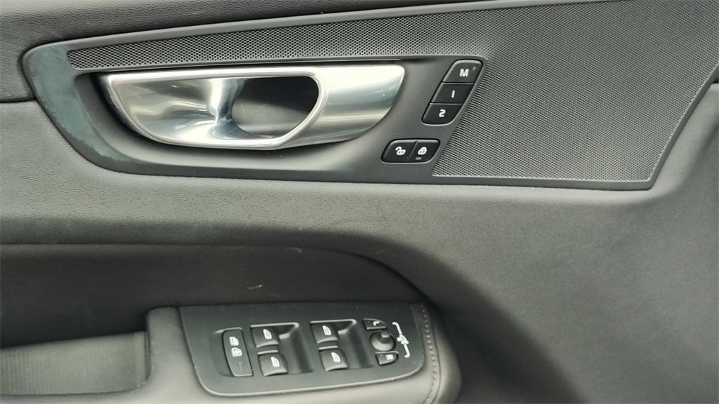 Certified 2025 Volvo XC60 B5 Plus image 9