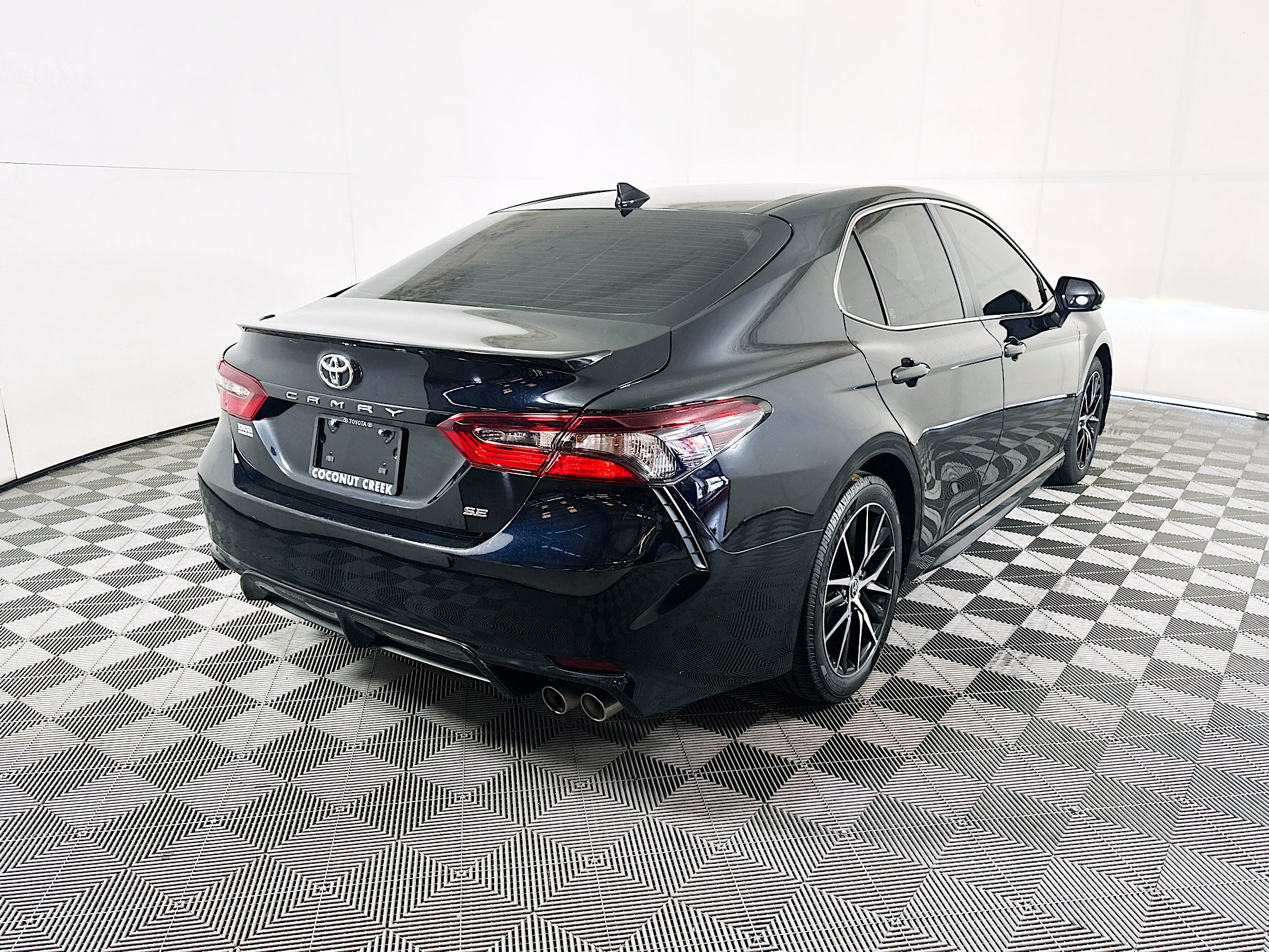 Used 2023 Toyota Camry SE w/ Cold Weather Package FWD image 3