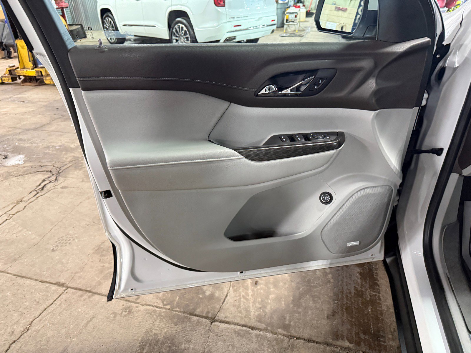 Used 2022 GMC Acadia SLT w/ LPO, Floor Liner Package image 15