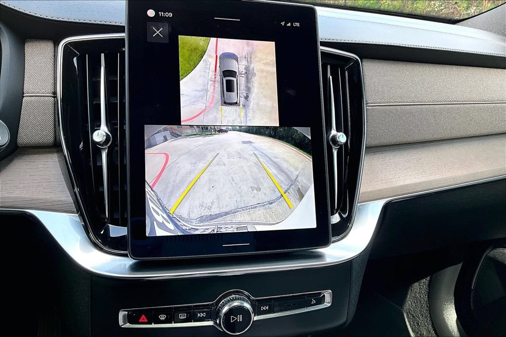 Certified 2025 Volvo XC90 B5 Plus AWD/4WD image 28