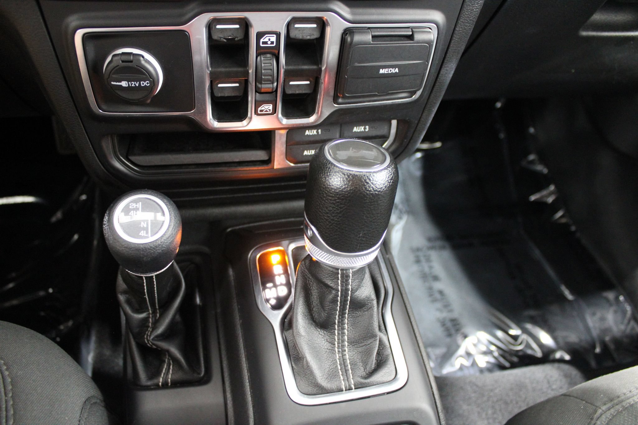 Used 2023 Jeep Wrangler Unlimited Sahara w/ Cold Weather Group AWD/4WD image 30