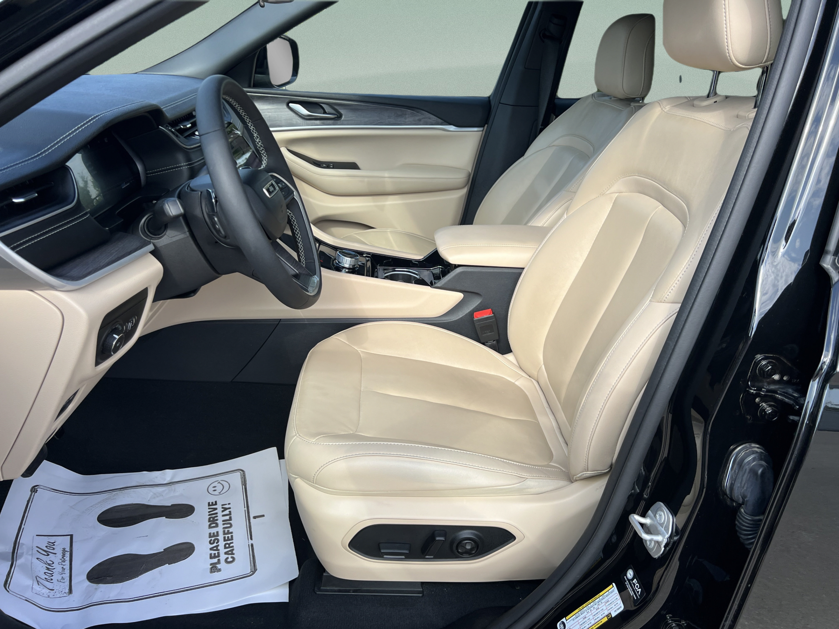Used 2023 Jeep Grand Cherokee L Limited AWD/4WD image 8