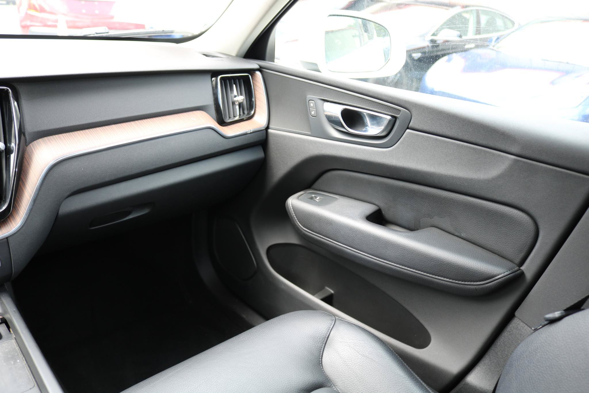 Used 2022 Volvo XC60 B5 Momentum AWD/4WD image 31