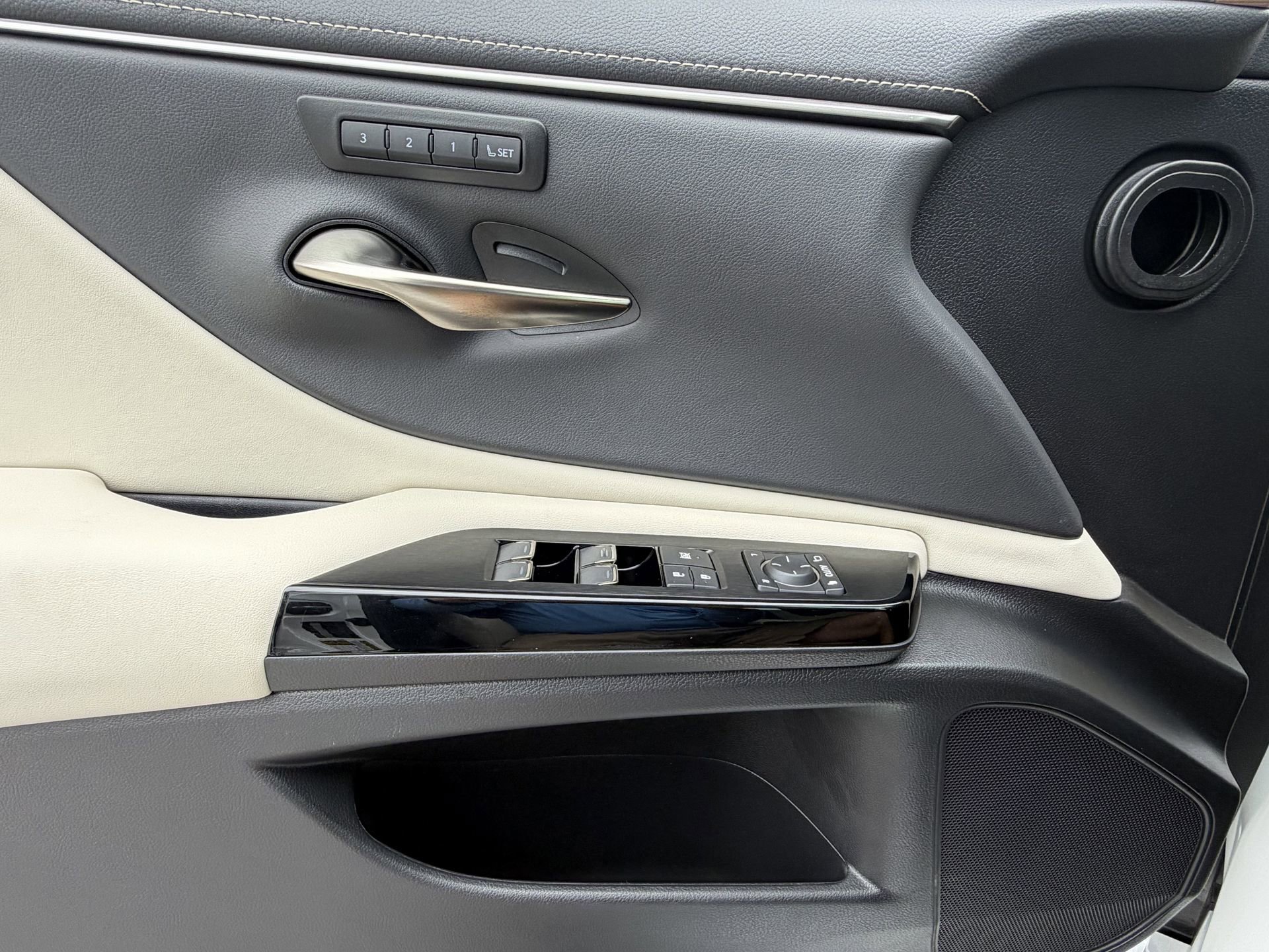 Used 2025 Lexus ES 350 w/ Premium Package FWD image 22
