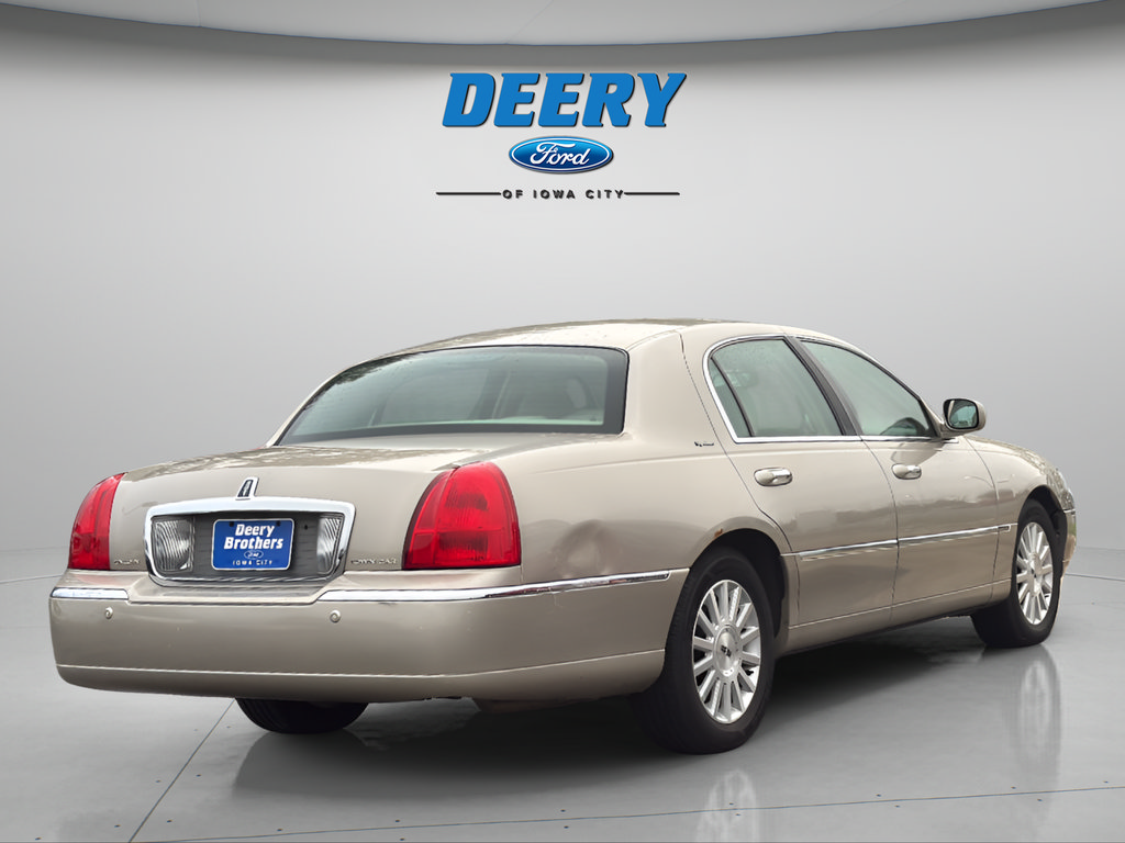Used 2004 Lincoln Town Car Signature RWD image 6