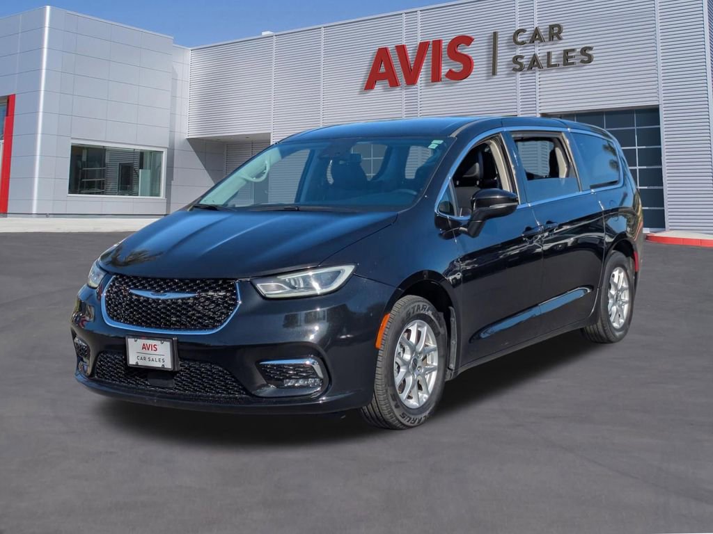Used 2023 Chrysler Pacifica Touring-L image 1