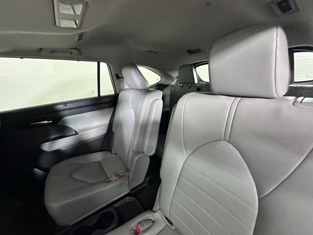 Used 2023 Toyota Highlander XLE AWD/4WD image 18