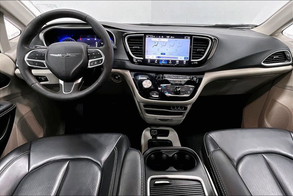 Used 2023 Chrysler Pacifica Touring-L image 17