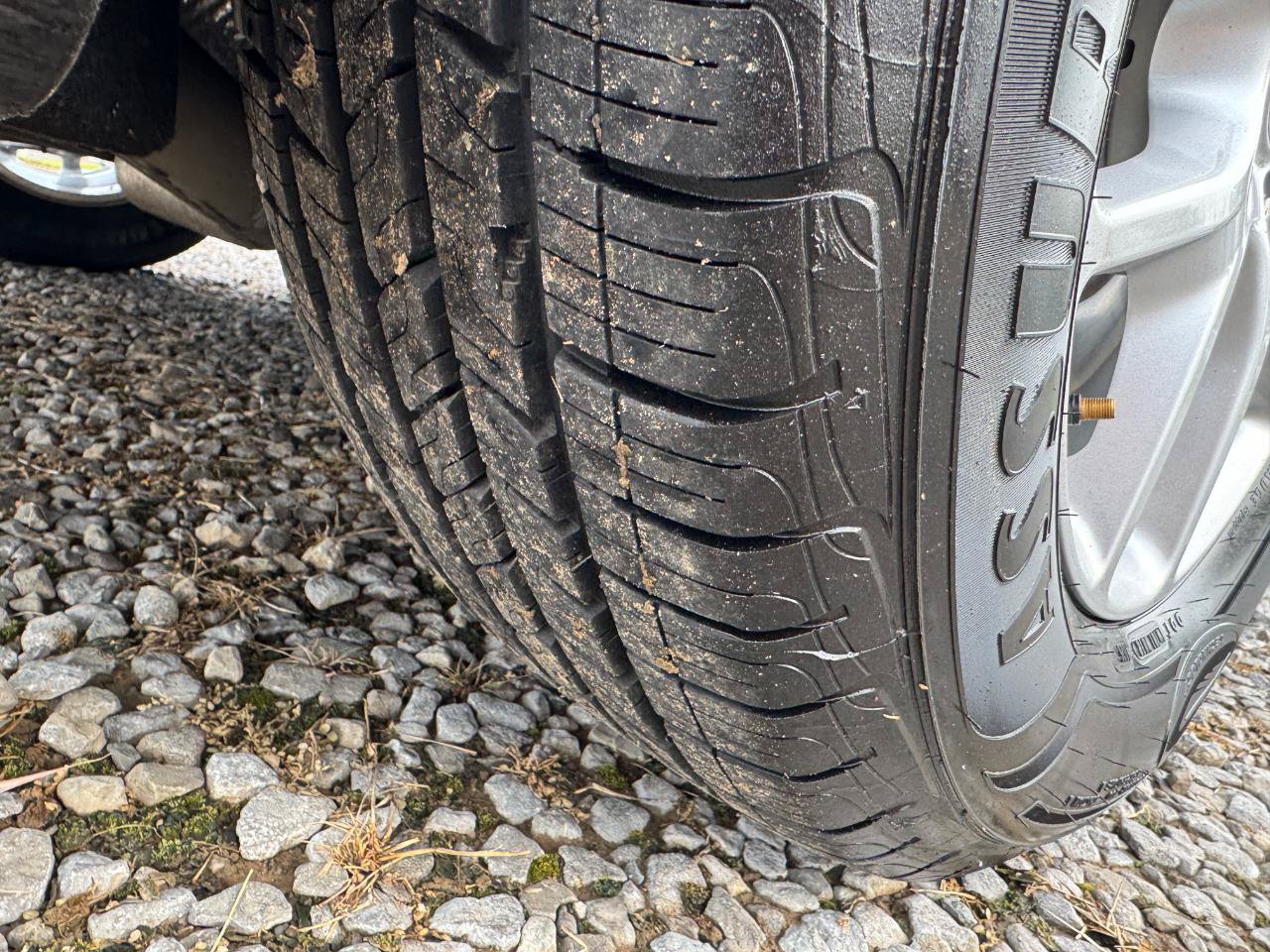 Used 2023 Chrysler Pacifica Touring FWD image 11