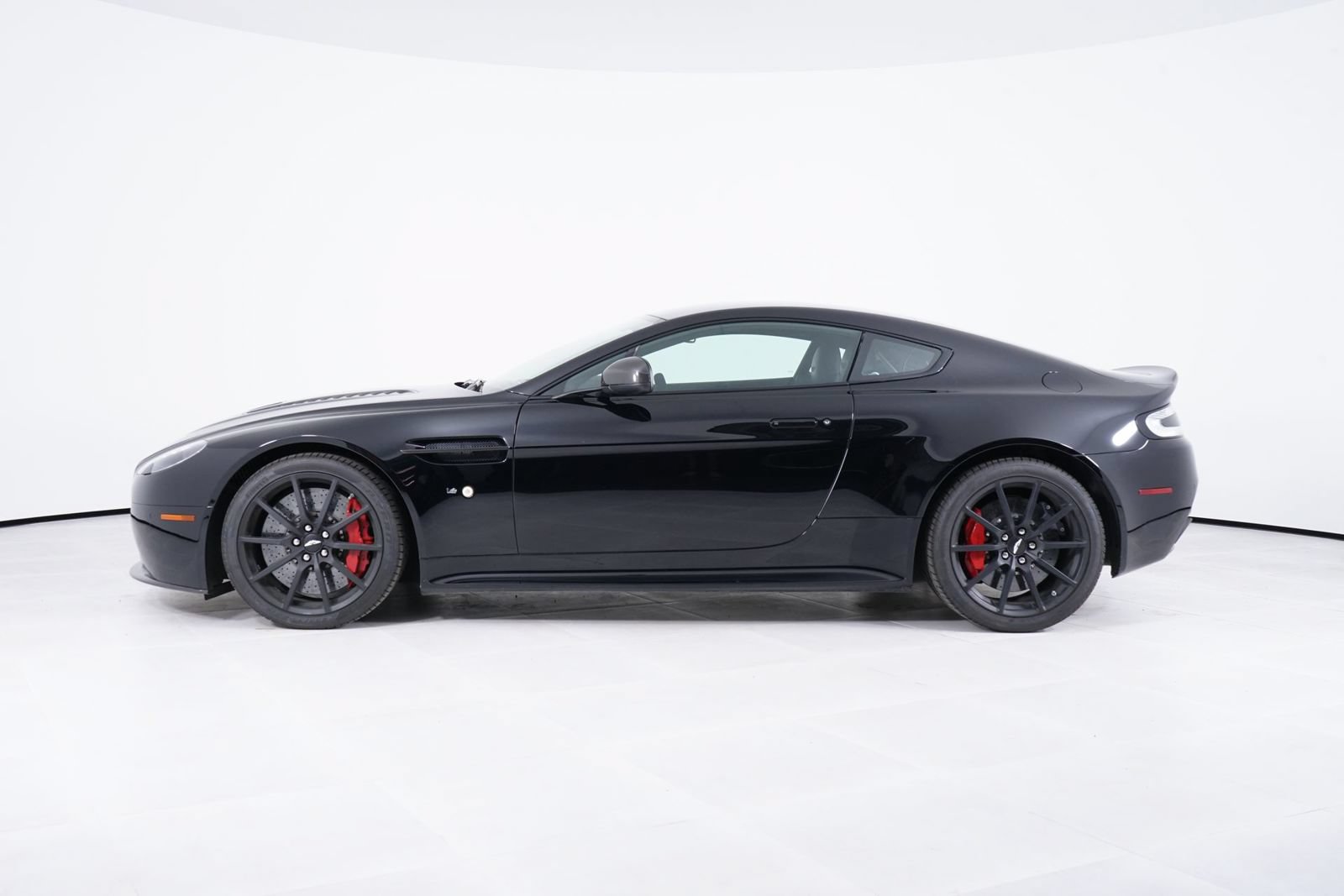 Used 2015 Aston Martin V12 Vantage S RWD image 2