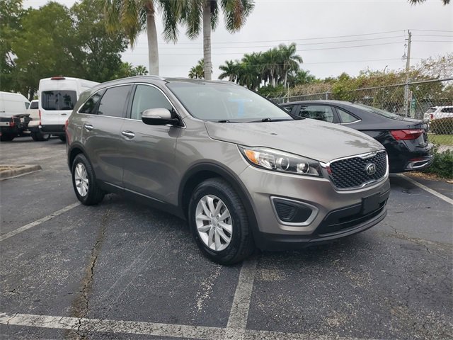 Used 2017 Kia Sorento LX image 2