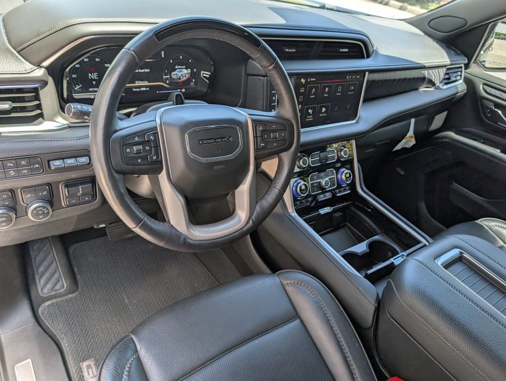 Used 2023 GMC Yukon Denali w/ Advanced Technology Package AWD/4WD image 4