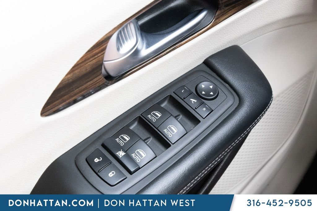 Used 2023 Chrysler Pacifica Limited FWD image 11