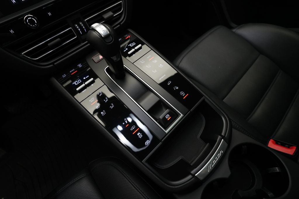 Certified 2022 Porsche Macan GTS w/ Premium Package Plus AWD/4WD image 25