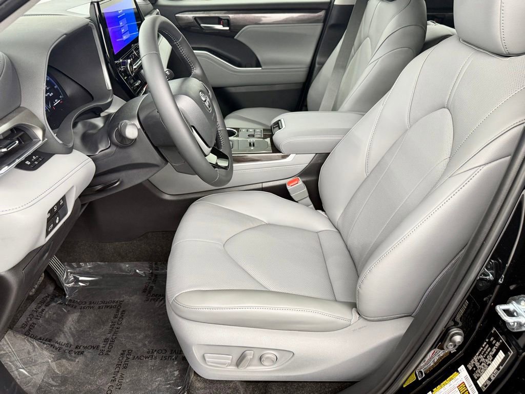 Used 2026 Toyota Highlander Limited image 21