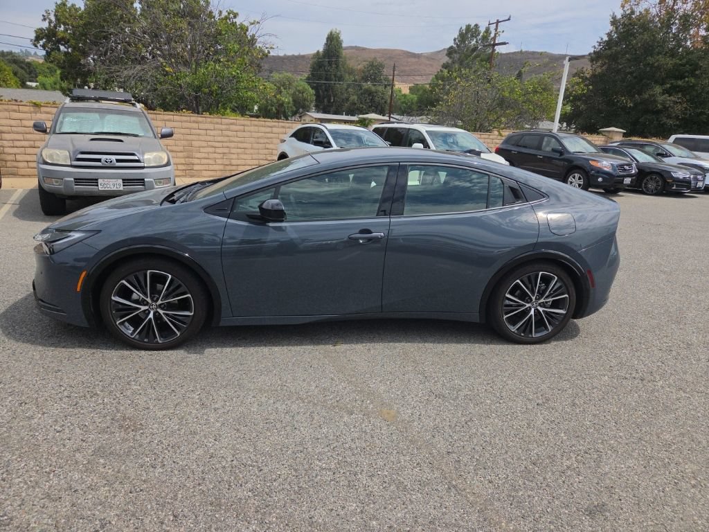 Used 2024 Toyota Prius XLE FWD image 2